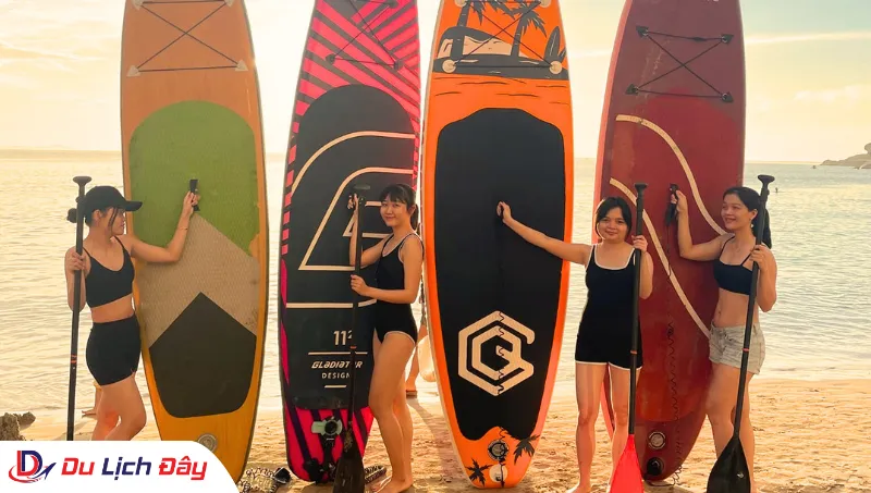 Khách đoàn check in tại biển Hòn Chồng trong tour chèo SUP - đón bình minh