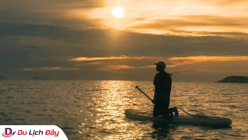 Du khách trải nghiệm chèo SUP tại biển Hòn Chồng trong tour chèo SUP - đón bình minh