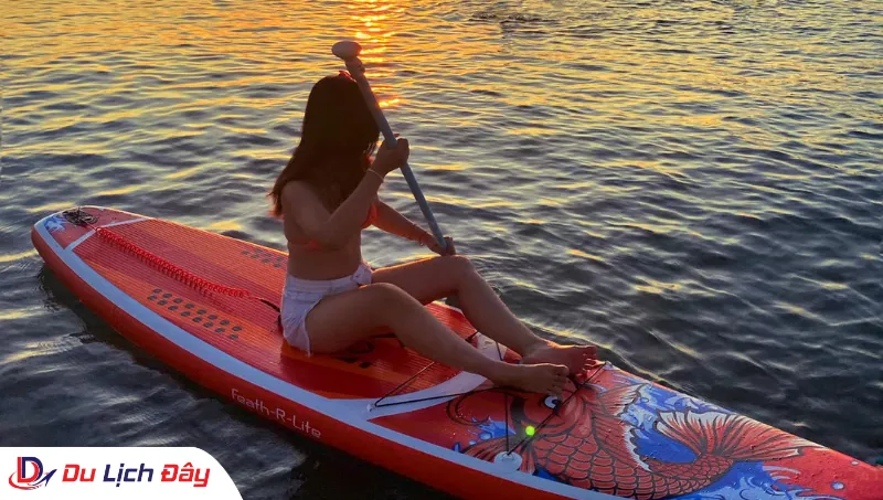 Du khách trải nghiệm chèo SUP tại biển Hòn Chồng trong tour chèo SUP - đón bình minh