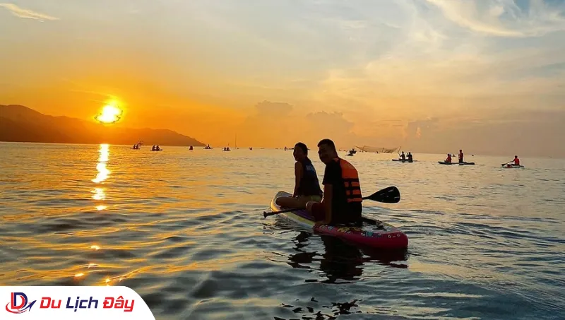 Du khách trải nghiệm chèo SUP tại biển Hòn Chồng trong tour chèo SUP - đón bình minh