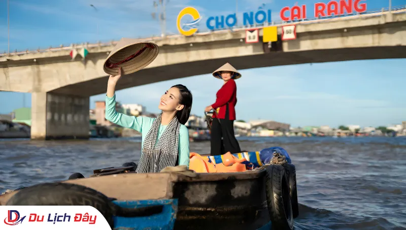 Du khách trải nghiệm đi thuyền trên sông tại Chợ nổi Cái Răng trong Tour Chợ Nổi Cái Răng - Cần Thơ