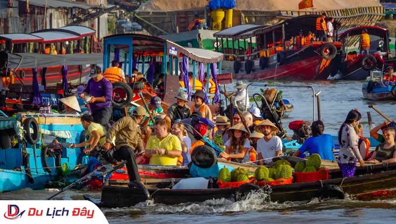 Khung cảnh mua bán tấp nập của du khách tại Chợ nổi Cái Răng trong Tour Chợ Nổi Cái Răng - Cần Thơ
