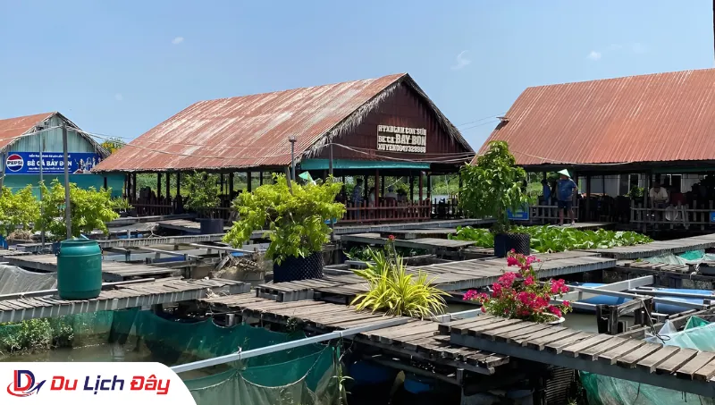 Khu vực bè nuôi cá tại Cồn Sơn trong Tour Chợ Nổi Cái Răng - Cần Thơ.