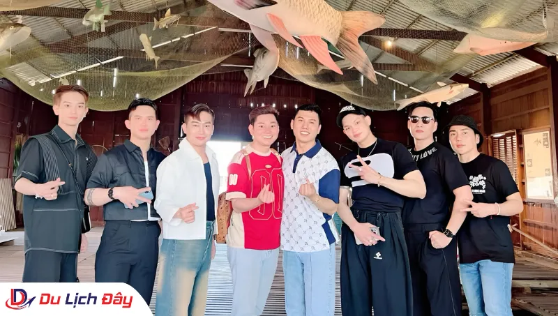 Nhóm bạn trẻ check-in tại nhà bè Cồn Sơn trong Tour Chợ Nổi Cái Răng - Cần Thơ