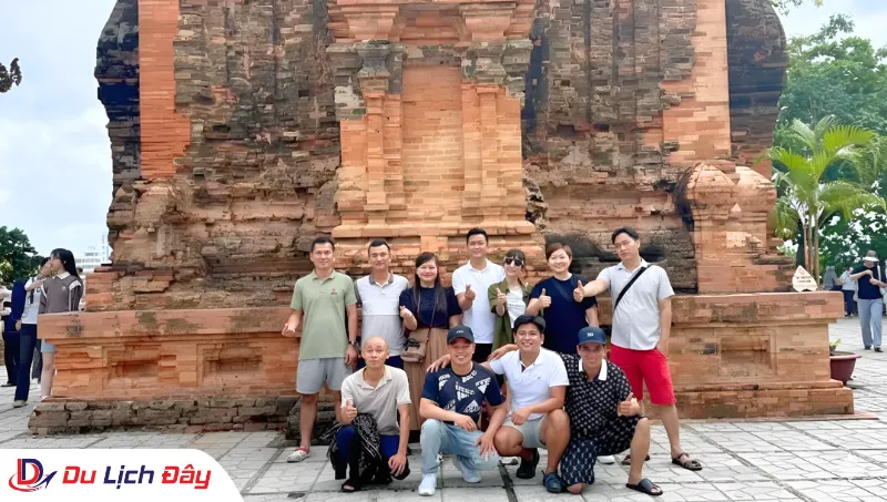 Đoàn khách tham quan tại Tháp Bà Ponagar trong Tour Đà Lạt - Nha Trang 2N1Đ