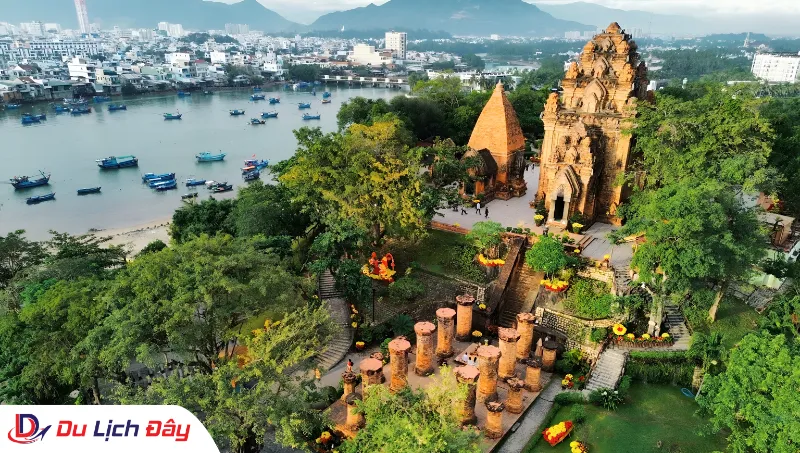 Toàn cảnh kiến trúc Tháp Bà Ponagar nhìn từ trên cao trong Tour Đà Lạt - Nha Trang 2N1Đ