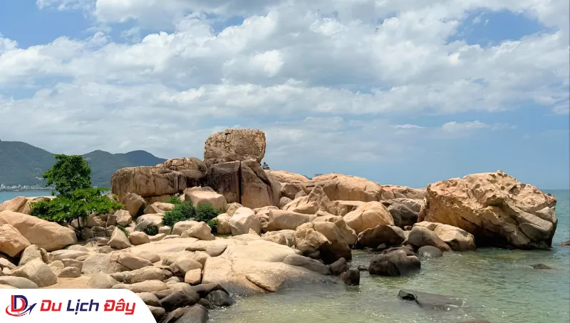 Vẻ đẹp tự nhiên của thắng cảnh Hòn Chồng trong Tour Đà Lạt - Nha Trang 2N1Đ