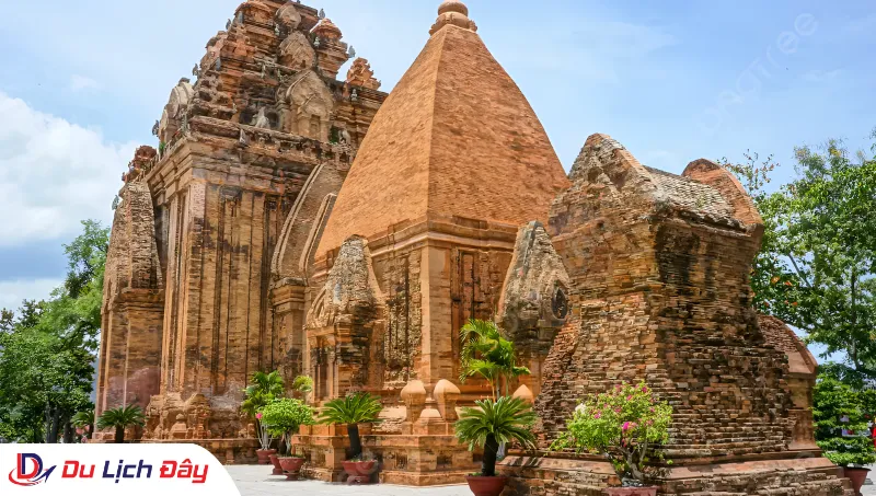 Cận cảnh kiến trúc độc đáo của Tháp Bà Ponagar trong Tour Đà Lạt - Nha Trang 2N1Đ