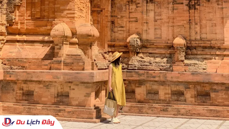 Du khách check-in lãng mạn tại di tích Tháp Bà Ponagar trong Tour Đà Lạt - Nha Trang 2N1Đ