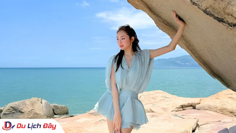 Khoảnh khắc check-in tại danh thắng Hòn Chồng trong Tour Đà Lạt - Nha Trang 2N1Đ