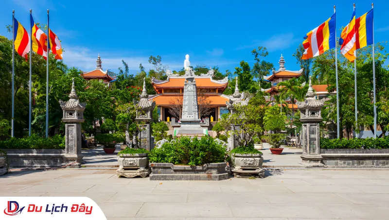 Không gian thanh tịnh tại khuôn viên chùa Long Sơn Tự trong Tour dâng hương Lễ Phật - Nha Trang