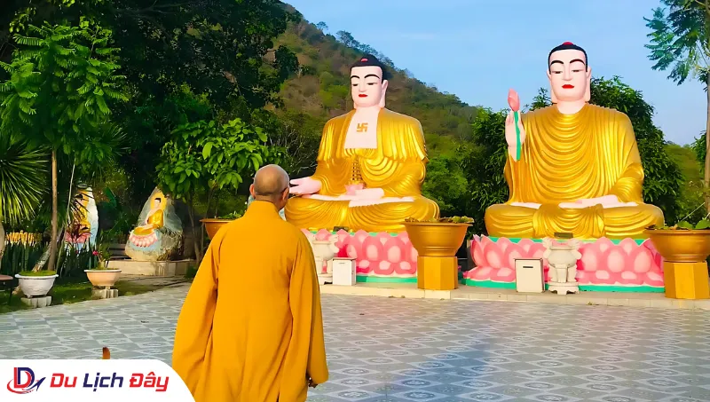 Sư thầy hướng dẫn chiêm bái tại chùa Đa Bảo trong Tour dâng hương Lễ Phật - Nha Trang