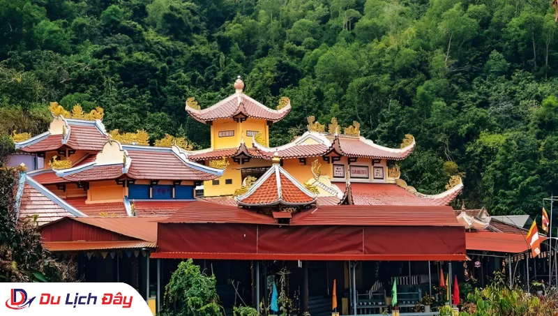 Kiến trúc chùa chiền độc đáo tại chùa Suối Đổ trong Tour dâng hương Lễ Phật - Nha Trang