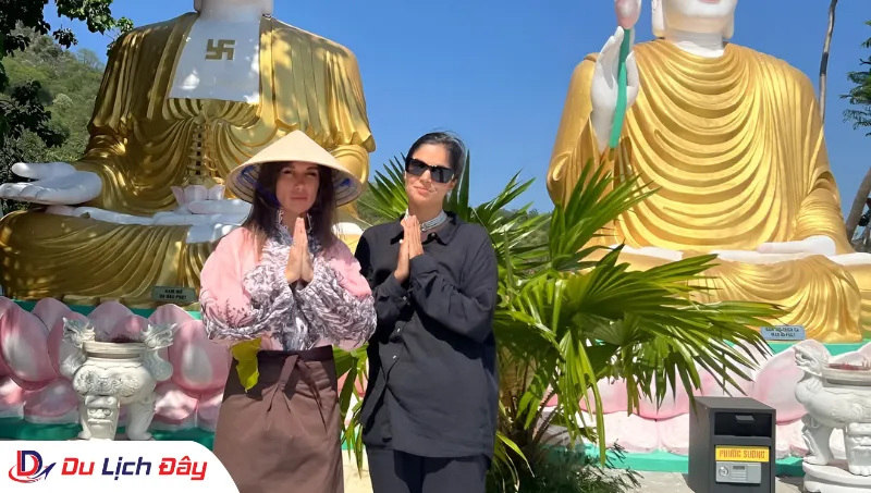 Gia đình du khách nước ngoài trải nghiệm văn hóa tâm linh trong Tour dâng hương Lễ Phật - Nha Trang