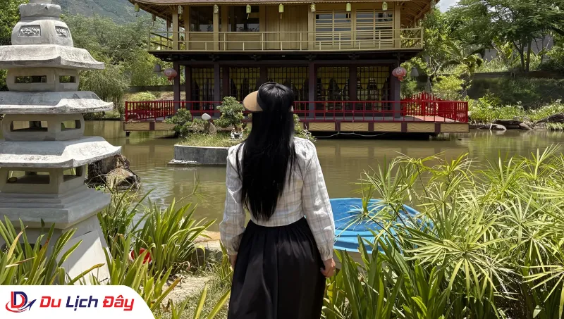 Du khách check in tại Chùa Nghĩa Sơn trong Tour dâng hương Lễ Phật - Nha Trang
