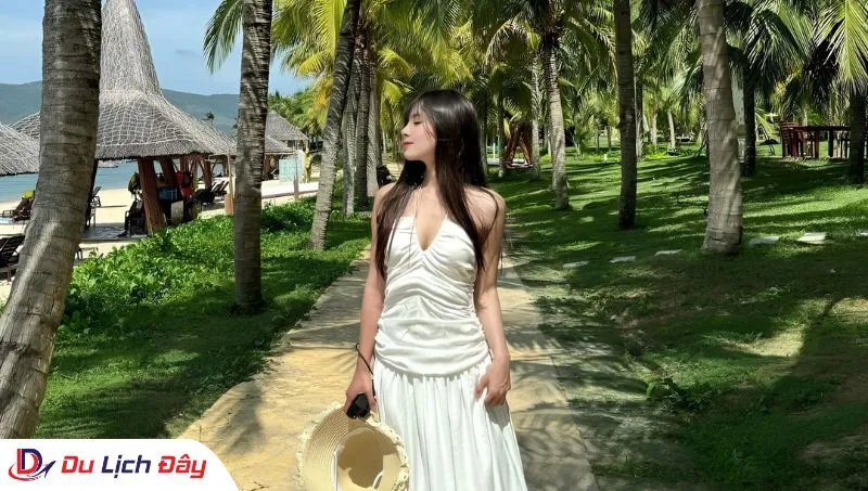 Du khách check in tại bãi biển trong Tour đảo Hòn Tằm - trọn gói