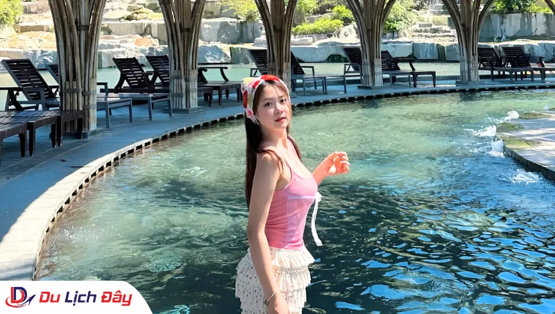 Du khách tạo dáng tại hồ khoáng nóng trong Tour đảo Hòn Tằm - trọn gói