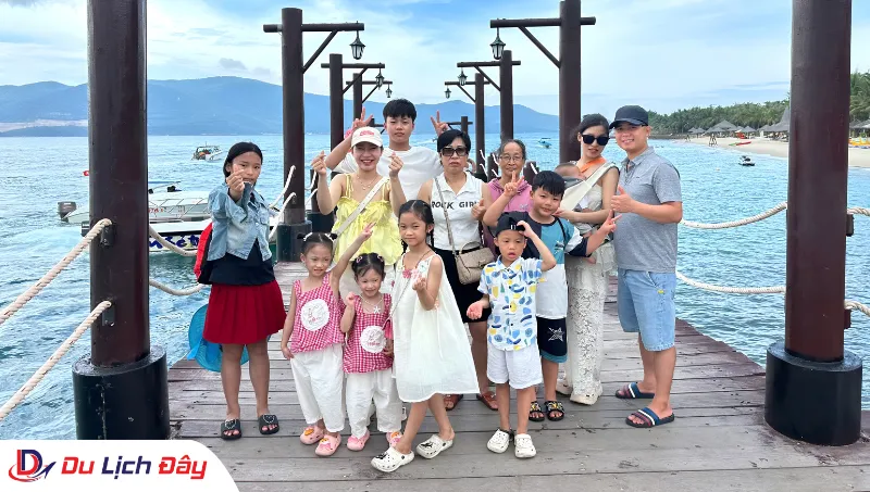 Khách đoàn chụp hình gia đình tại cầu gỗ trong Tour đảo Hòn Tằm - trọn gói
