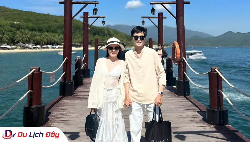 Cặp đôi check in tại cầu gỗ trong Tour đảo Hòn Tằm - trọn gói