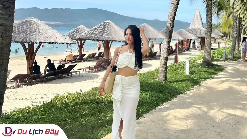 Du khách check in tại bãi biển trong Tour đảo Hòn Tằm - trọn gói