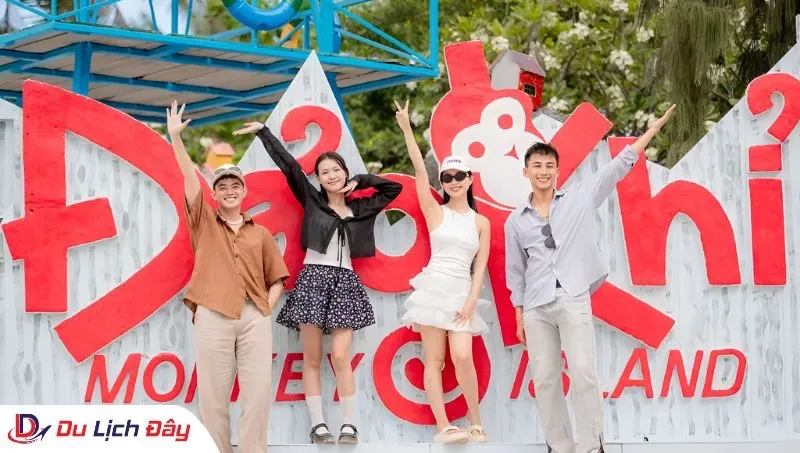 Nhóm bạn check-in cực chất tại cổng chào trong Tour Đảo Khỉ - Vịnh Nha Phu