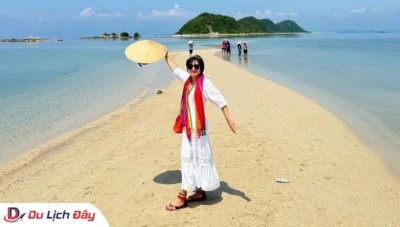 Du khách check-in con đường cát trắng giữa biển trong Tour Điệp Sơn - Dốc Lết