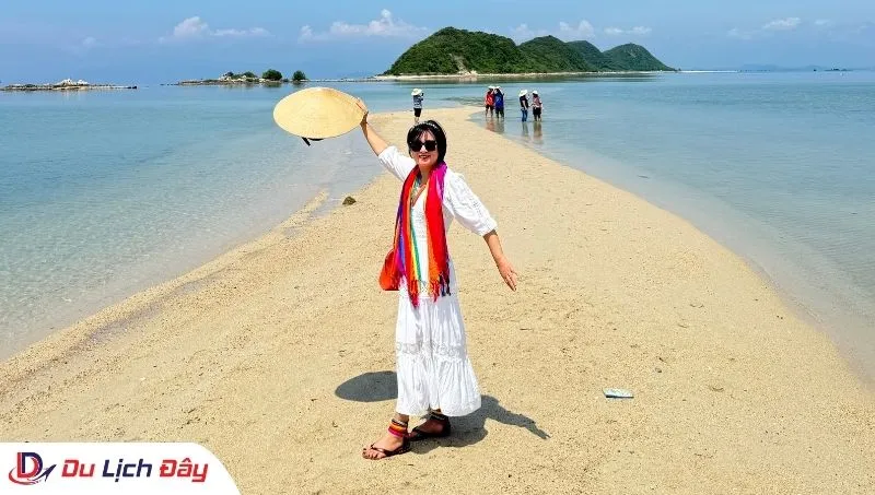 Du khách check-in con đường cát trắng giữa biển trong Tour Điệp Sơn - Dốc Lết