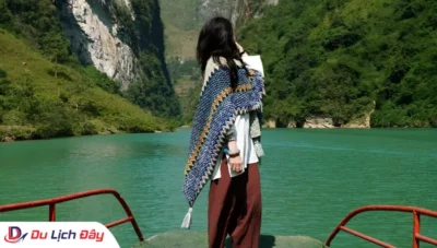 Khách du lịch thưởng ngoạn vẻ đẹp dòng sông Nho Quế trong Tour Đông Bắc 5N4D