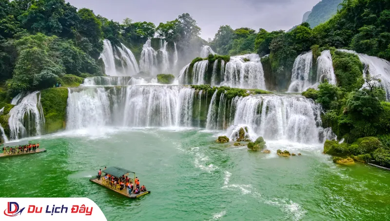 Vẻ đẹp tráng lệ của thác Bản Giốc trong Tour Đông Bắc 5N4D