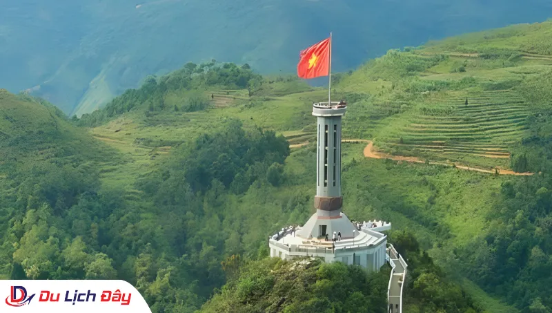 Toàn cảnh Cột cờ Lũng Cú thiêng liêng trong Tour Đông Bắc 5N4D
