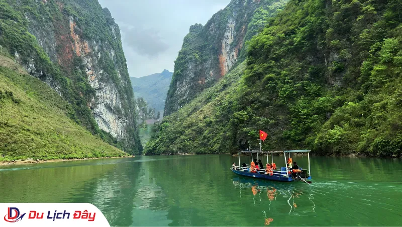 Trải nghiệm đi thuyền ngắm cảnh sông Nho Quế trong Tour Đông Bắc 5N4D