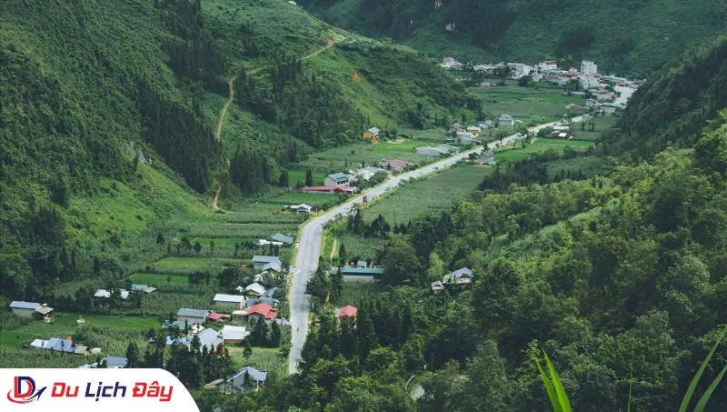 Khung cảnh Phố Cáo yên bình giữa vùng núi cao trong Tour Đông Bắc 5N4D