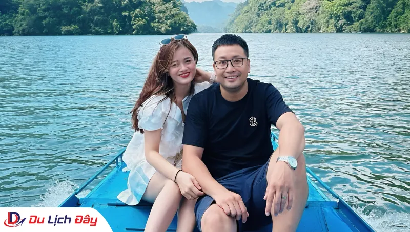 Cặp đôi lưu lại kỷ niệm đáng nhớ tại Hồ Ba Bể trong Tour Đông Bắc 5N4D