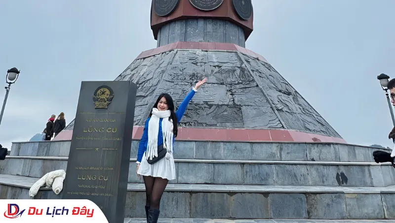 Du khách check-in tại Cột cờ Lũng Cú trong Tour Đông Bắc 5N4D
