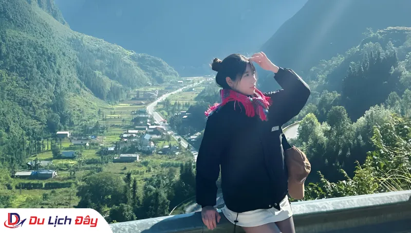 Du khách tạo dáng tại Phố Cáo trong Tour Đông Bắc 5N4D