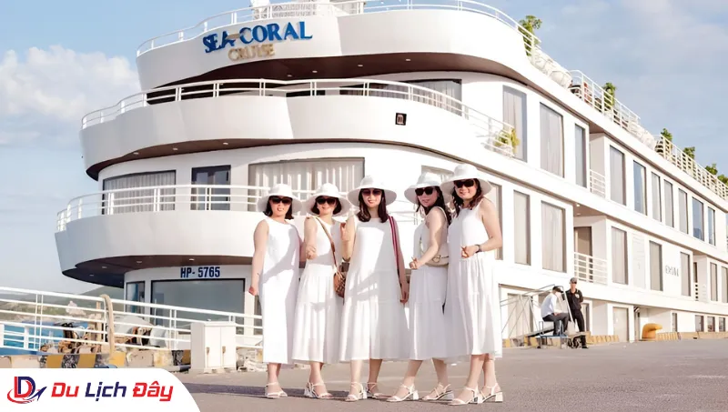 Nhóm du khách chụp ảnh kỷ niệm phía trước du thuyền trong Tour Du thuyền Sealife 5 Sao - Vịnh Nha Trang