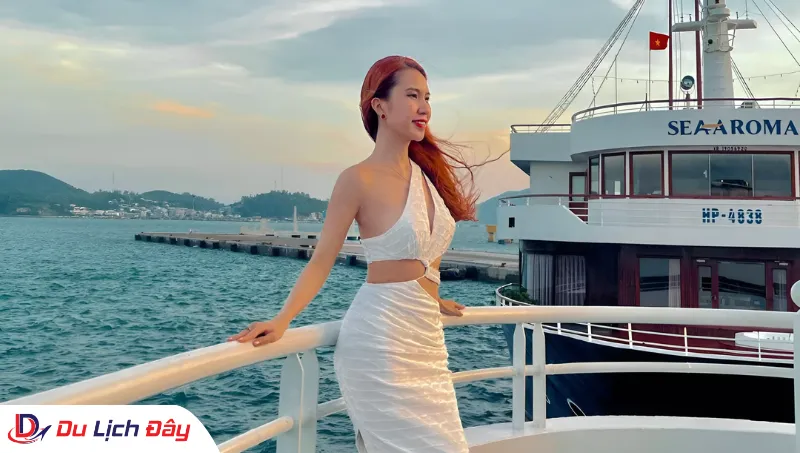 Du khách tạo dáng lãng mạn trên boong tàu trong Tour Du thuyền Sealife 5 Sao - Vịnh Nha Trang