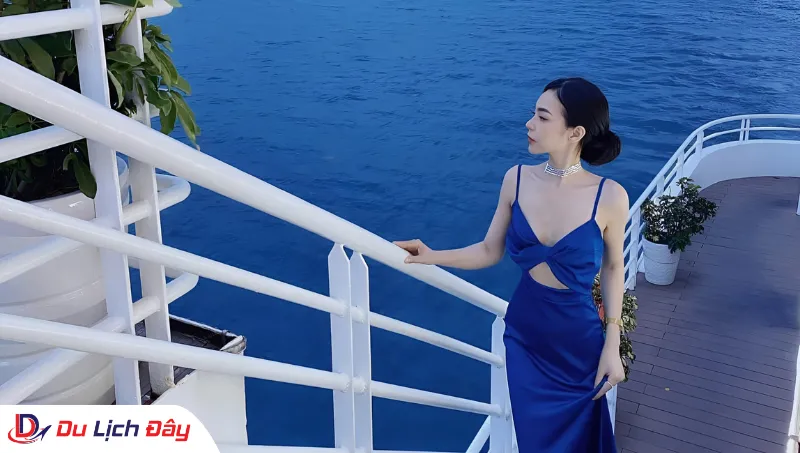 Du khách tận hưởng không gian thư giãn trên du thuyền trong Tour Du thuyền Sealife 5 Sao - Vịnh Nha Trang