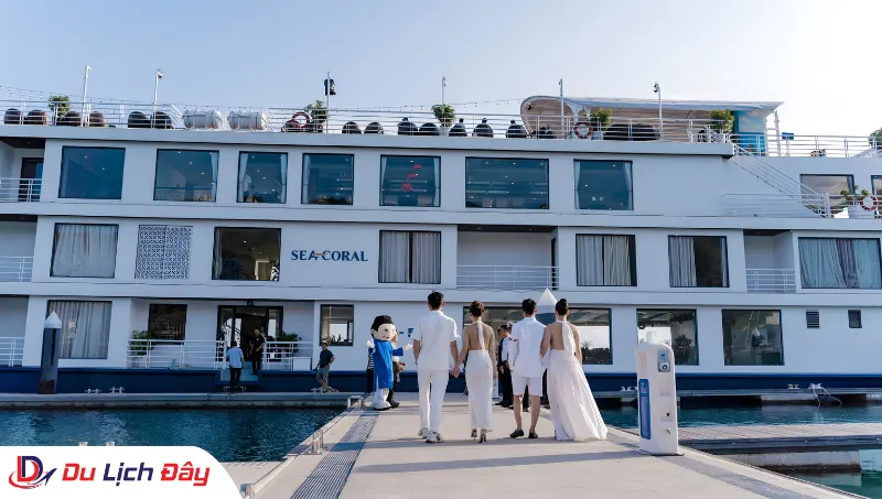 Nhóm du khách cùng nhau bước lên du thuyền trong Tour Du thuyền Sealife 5 Sao - Vịnh Nha Trang