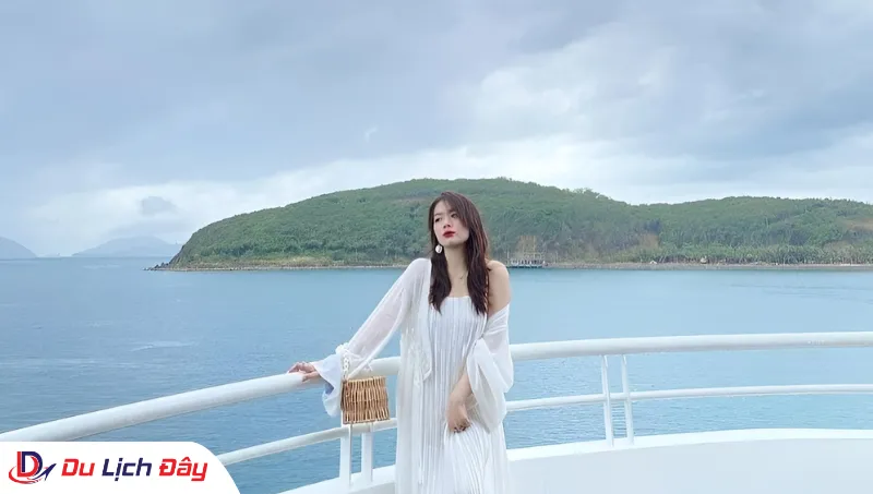 Du khách check-in sang chảnh với tầm nhìn ra vịnh trong Tour Du thuyền Sealife 5 Sao - Vịnh Nha Trang