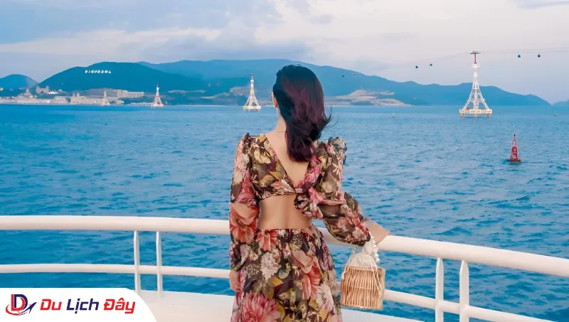 Du khách ngắm cảnh biển từ boong tàu trong Tour Du thuyền Sealife 5 Sao - Vịnh Nha Trang