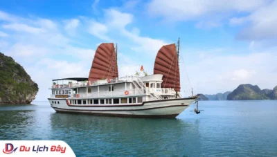 Toàn cảnh du thuyền di chuyển trên vịnh trong Tour Du thuyền Vịnh Hạ Long 3 sao