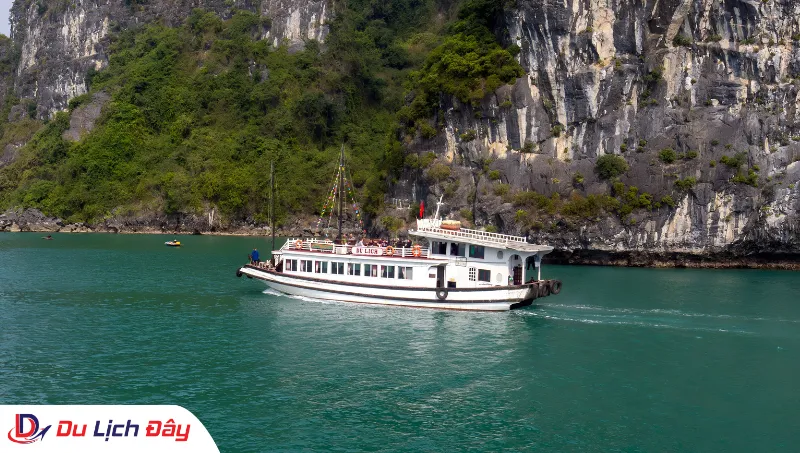 Du thuyền lướt sóng giữa những dãy núi đá vôi trong Tour Du thuyền Vịnh Hạ Long 3 sao