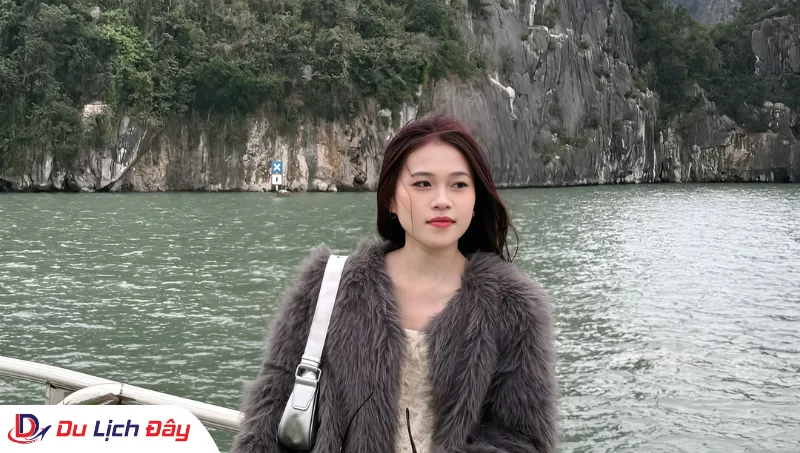 Du khách check in trên du thuyền trong Tour Du thuyền Vịnh Hạ Long 3 sao