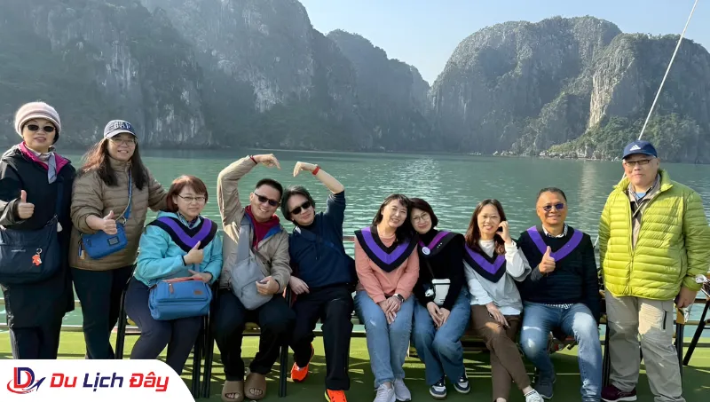 Nhóm du khách chụp ảnh kỷ niệm trên du thuyền trong Tour Du thuyền Vịnh Hạ Long 3 sao