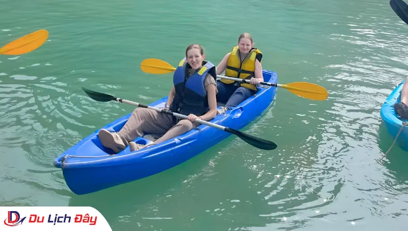 Du khách trải nghiệm chèo kayak giữa lòng di sản trong Tour Du thuyền Vịnh Hạ Long 3 sao