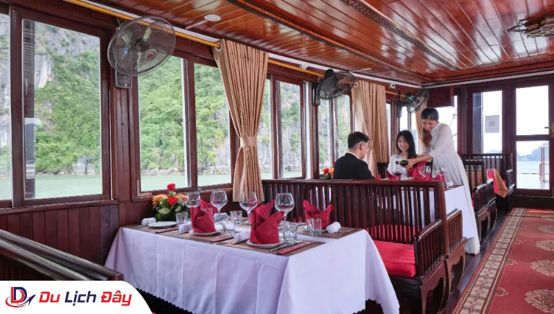 Không gian nhà hàng sang trọng, ấm cúng trong Tour Du thuyền Vịnh Hạ Long 3 sao