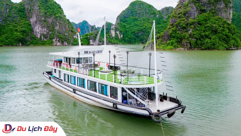 Toàn cảnh du thuyền Dragon Cruise giữa vịnh di sản trong Tour Du thuyền Vịnh Hạ Long 4 sao