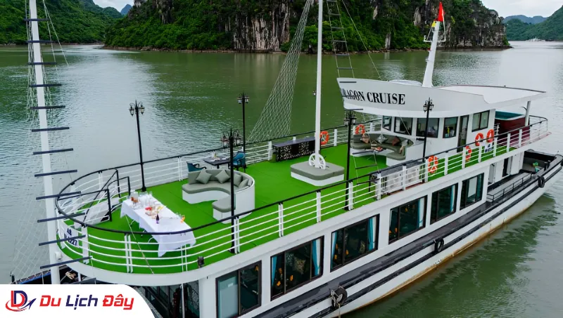 Không gian thư giãn đẳng cấp trên boong tàu với ghế sofa êm ái trong Tour Du thuyền Vịnh Hạ Long 4 sao