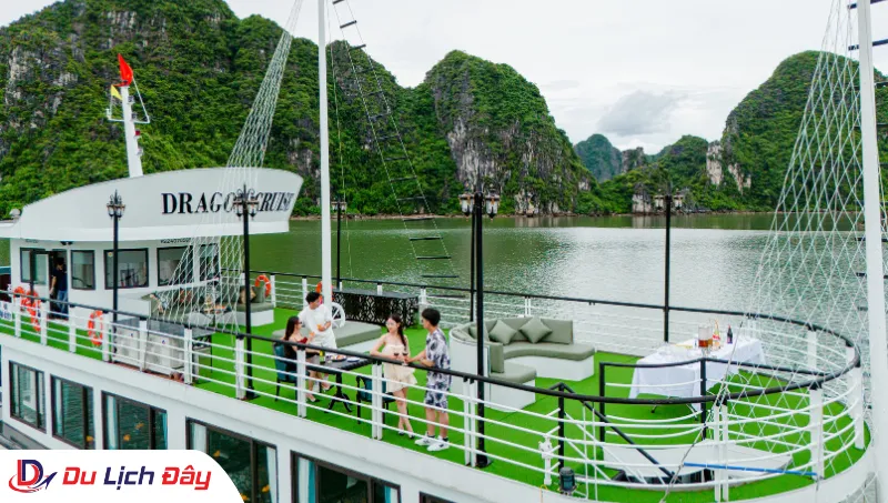 Khoảnh khắc check-in lãng mạn của nhóm bạn tại khu vực boong tàu trong Tour Du thuyền Vịnh Hạ Long 4 sao